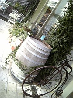 AMANDINE���X�̑O